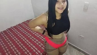 惊人的18岁女孩在视...