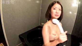 天使般的亚洲宝贝在淋浴间里