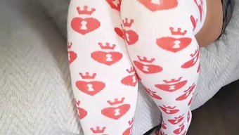 英国棕发女郎穿着热袜...