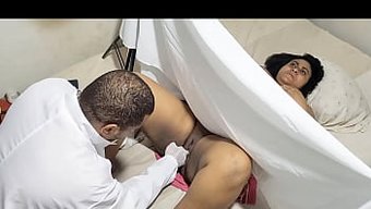 隐藏的摄像头捕捉到秘...