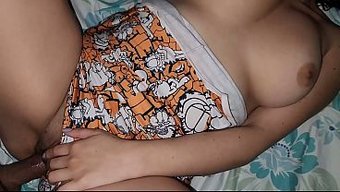 大奶学生浑身湿漉漉的...