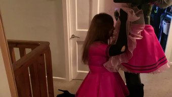 穿着乳胶服装的性感娘...