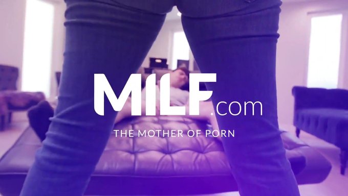 Lily Lane在这个性感的熟女视频中诱惑juan El Caballo Loco