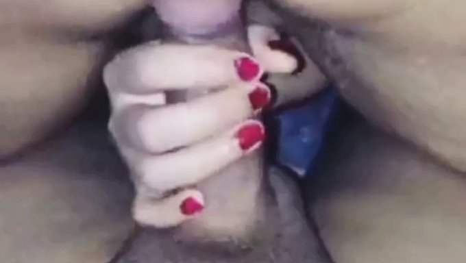 成熟的印度女人被她的年轻情人肛交