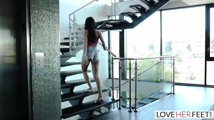 漂亮的女孩被大屌老爸狠狠操了一顿