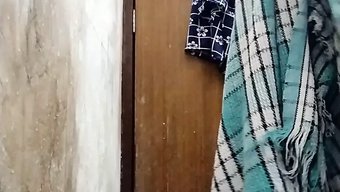 印度少女(18+)在...