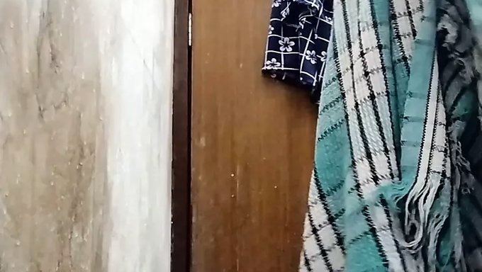 印度少女(18+)在家视频中用手指和玩具自慰