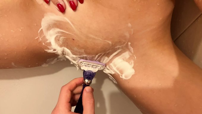 瘦弱的少女要求继兄在淋浴间剃掉她的阴部