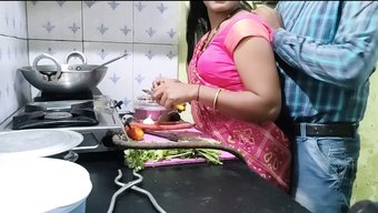 印度女佣从雇主的背后...