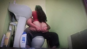 拉丁裔棕发女郎在浴室...
