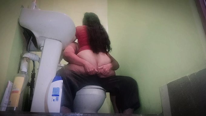 拉丁裔棕发女郎在浴室里给她的朋友口交