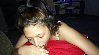 肥胖的拉丁裔少女用嘴...