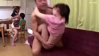 感性的亚洲宝贝在坐姿中