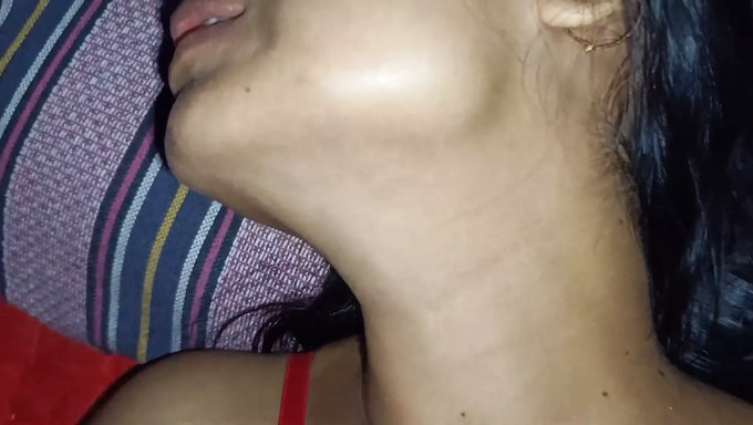 在这个团体狂欢中享受你的特写阴道动作
