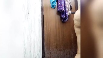 女同性恋情侣享受感性...