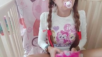 年轻好奇的少女在高清...