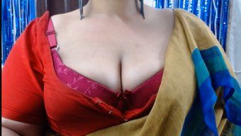 大奶棕发妈妈在公共场合撒尿