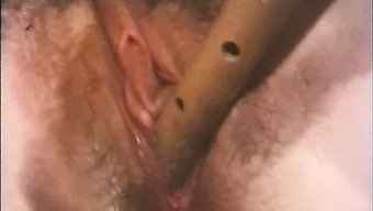老而年轻的棕发老师在...
