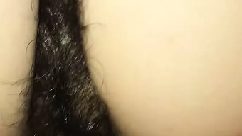 毛茸茸的亚洲女孩在公...