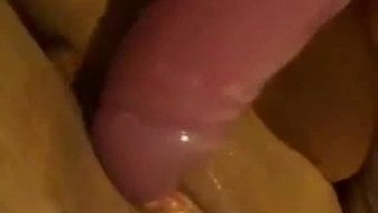 在他的湿润射精中插入...