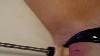 戴着乳胶的荡妇被机器操了