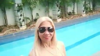 欧洲熟女与丰满的金发...