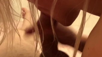 金发熟女被精液覆盖的...