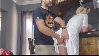 熟女继妹在自制视频中...