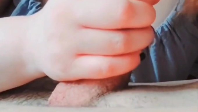 伊朗夫妇的特写视频,女孩吸吮大鸡巴并骑着它