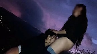 大自然的巨乳熟女在树...