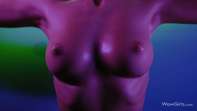 Sonia Blaze,一个顶级的wowgirls模特,在一个诱人的独奏视频中展示了她完美无瑕的乳房,熟练地涂上油并挑逗地沉迷于终极的软核体验。