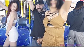 一个性感的女人在繁忙...