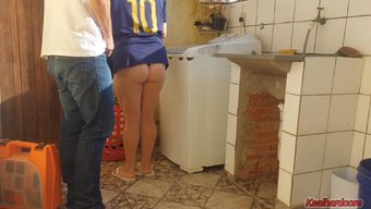 漂亮的家庭主妇在家里...