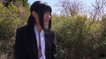 业余日本情侣在户外骑乘牛仔