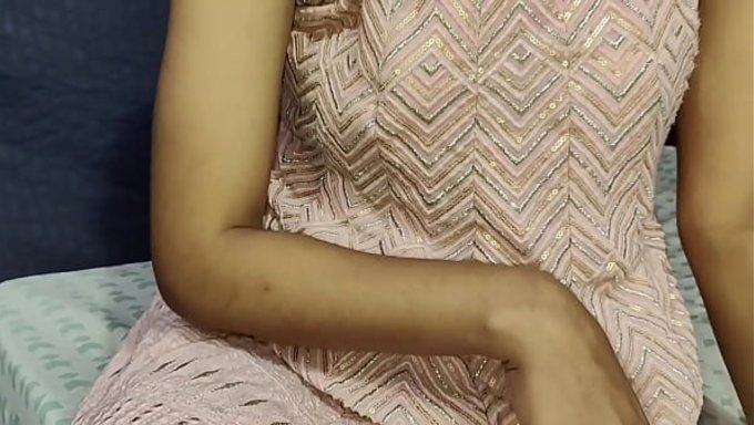 印度美女模仿学生角色,用hindi音频迷人