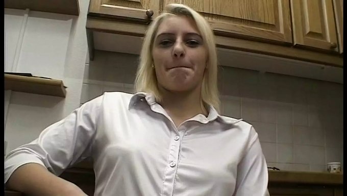 经典德国色情视频,特色是一个自然的18岁女孩