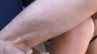 成熟的妻子在热辣的肛...