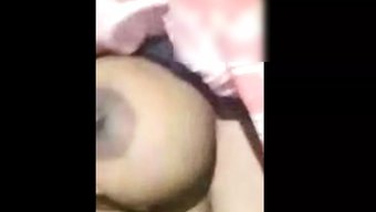 18岁的女孩在浴室里...