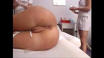 护士在医生探视中给病人口交