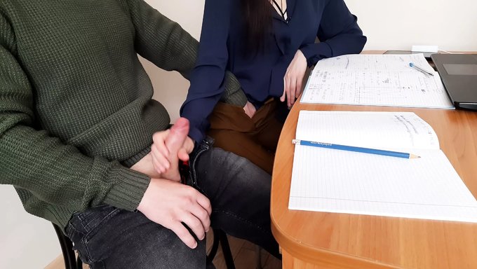 学生在网上课堂上被抓到和她的老师做爱