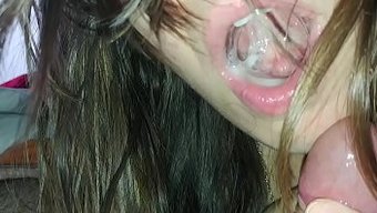 胸部丰满的宝贝把它全...