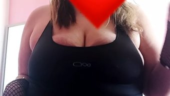 业余少女炫耀她的大自...