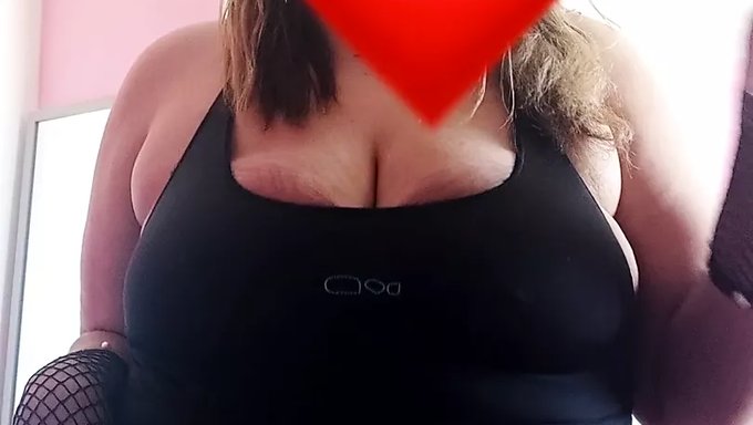 业余少女炫耀她的大自然乳房和挺立的乳头