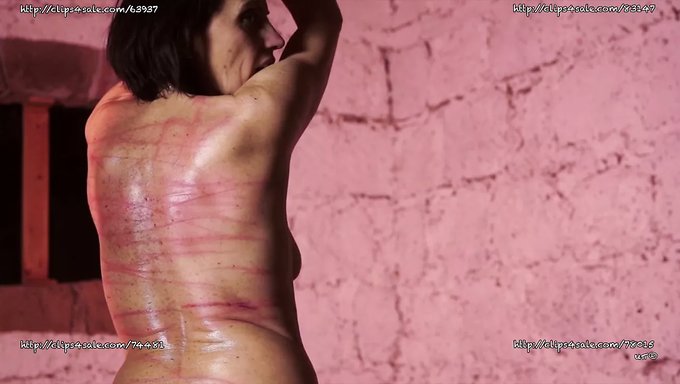 Bdsm鞭打和鞭打与熟女