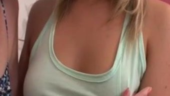 妈妈和女儿在这个淘气...