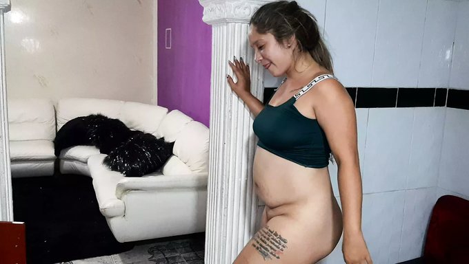 继妹美味的口交技巧导致了激烈的厨房性爱。