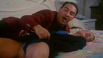在这个复古硬核视频中...