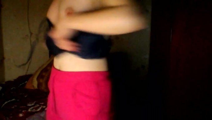 女孩脱衣服在摄像机前戴上胸罩