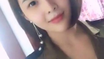 业余中国女孩在自制视...