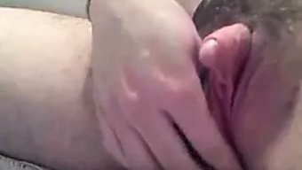 女孩们自慰并体验阴蒂...